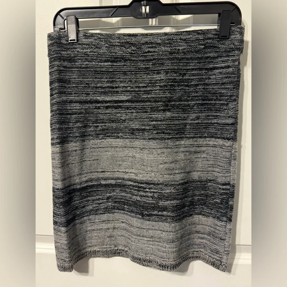 LOFT Black and Gray Pencil Skirt